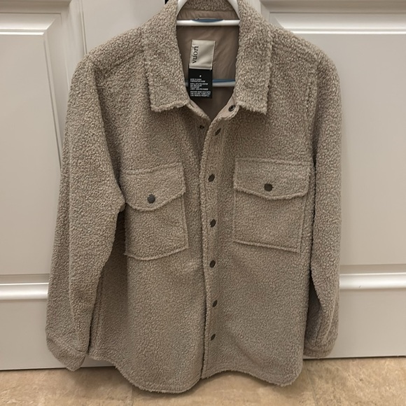 NWT! Vuori Sycamore shirt jacket. Size M - Picture 2 of 6